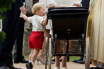 Принц Джордж заглядывает в коляску к своей маленькой сестре