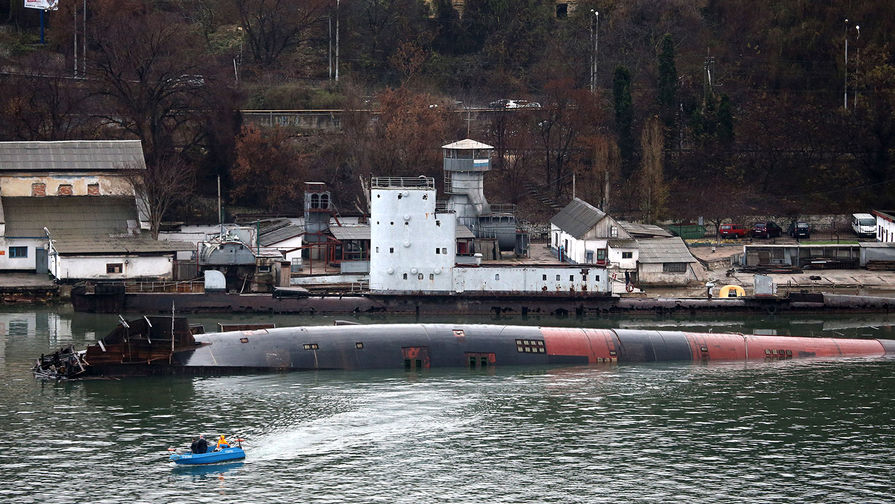 Подводная лодка Черноморского флота Б-380, всплывшая на поверхность в Южной бухте