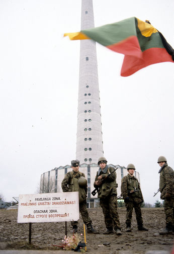 У здания телецентра в Вильнюсе, 13 января 1991 года
