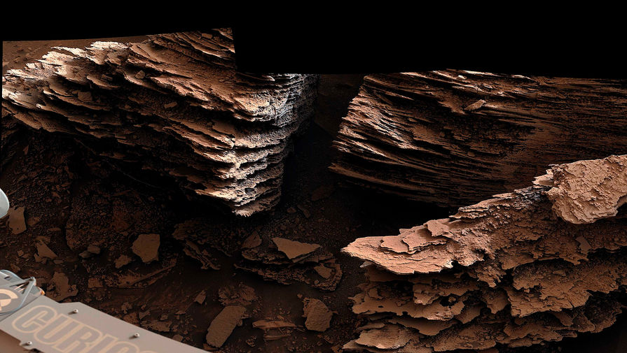Марсоход Curiosity сфотографировал слоистые скалы у древнего ручья
