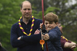 Британский принц Джордж стреляет из лука во время посещения 3-го скаутского лагеря Аптон в Слау, 8 мая 2023 года