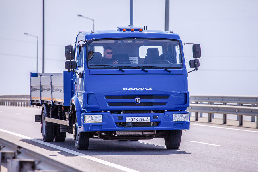Беспилотный автомобиль КамАЗ во время тестовых испытаний на подъезде к Крымскому мосту