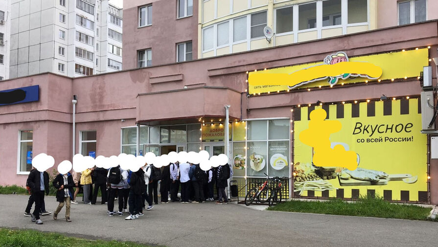 В Челябинске толпа школьников выстроились в очередь к пивному магазину