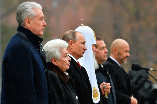 Президент РФ Владимир Путин, председатель правительства РФ Дмитрий Медведев, патриарх Московский и всея Руси Кирилл, мэр Москвы Сергей Собянин, президент Русского благотворительного фонда Александра Солженицына Наталия Солженицына и режиссер Федор Бондарчук на церемонии открытия памятника князю Владимиру