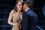 Леонардо ДиКаприо вручает Эмме Стоун «Оскар» за лучшую женскую роль в фильме «Ла-Ла Ленд»