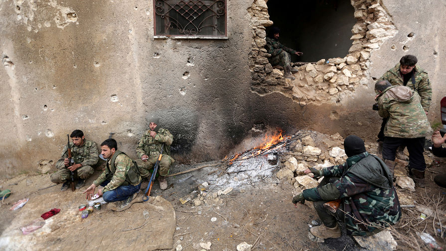 Боевики сирийской оппозиции на окраине города Эль-Баб, Сирия