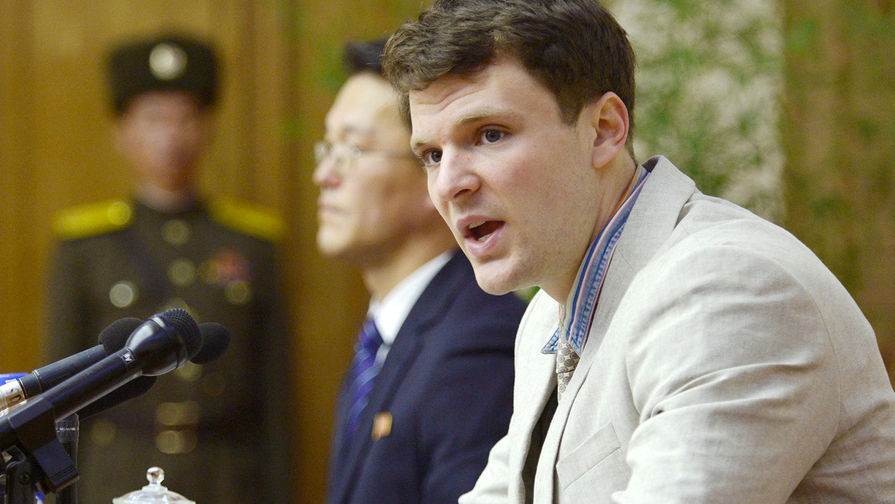 Американский студент Отто Вармбиер на&nbsp;пресс-конференции в&nbsp;Пхеньяне. Фотография опубликована в&nbsp;феврале 2016&nbsp;года