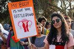 Плакат «Мое тело — не твое поле боя» на демонстрации в честь Международного женского дня в Карачи, Пакистан, 8 марта 2018 года