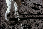 Астронавт Чарльз Конрад собирает образцы лунного грунта, 19-20 ноября 1969 года