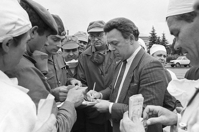 Певец Иосиф Кобзон с ликвидаторами аварии на Чернобыльской АЭС, 1986 год