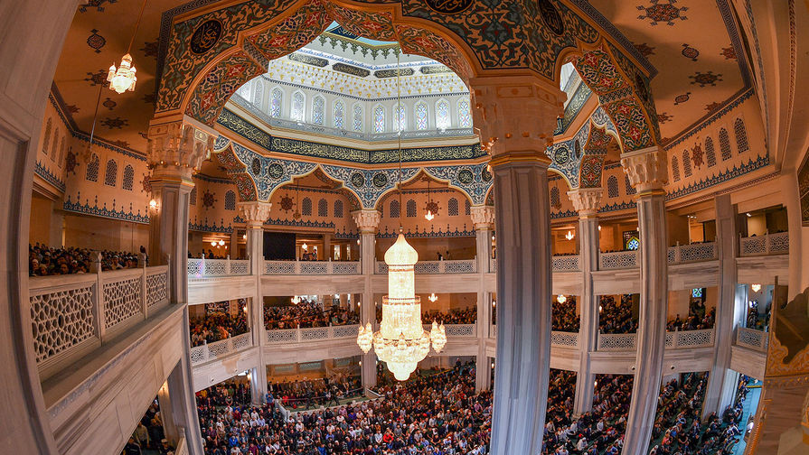 Мусульмане во время намаза в&nbsp;день праздника Ураза-байрам в&nbsp;Соборной мечети в&nbsp;Москве, 4 июня 2019 года 