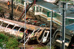 Потерпевшие крушение поезда недалеко от станции Паддингтон в западном Лондоне, 5 октября 1999 года