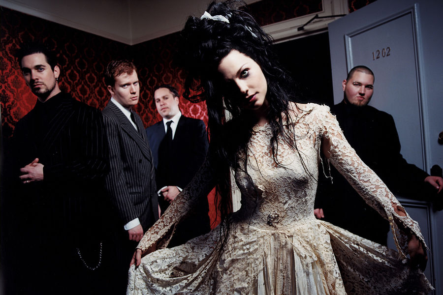 Королева готов: вокалистке Evanescence — 40