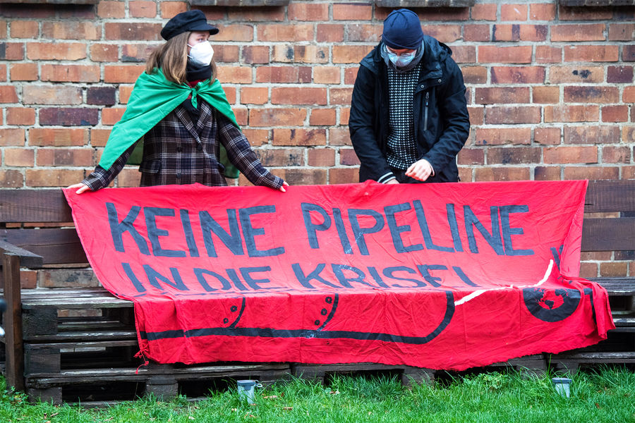 Климатические активисты протестуют против запуска «Северного потока - 2», Грайфсвальд, Германия, 2021 год