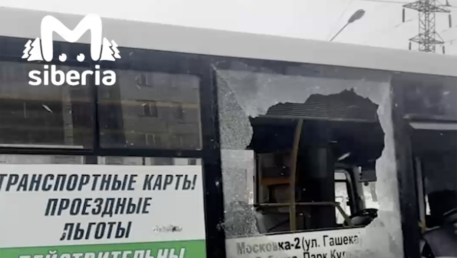 В Омске кипяток из прорвавшегося трубопровода залил пассажиров автобуса