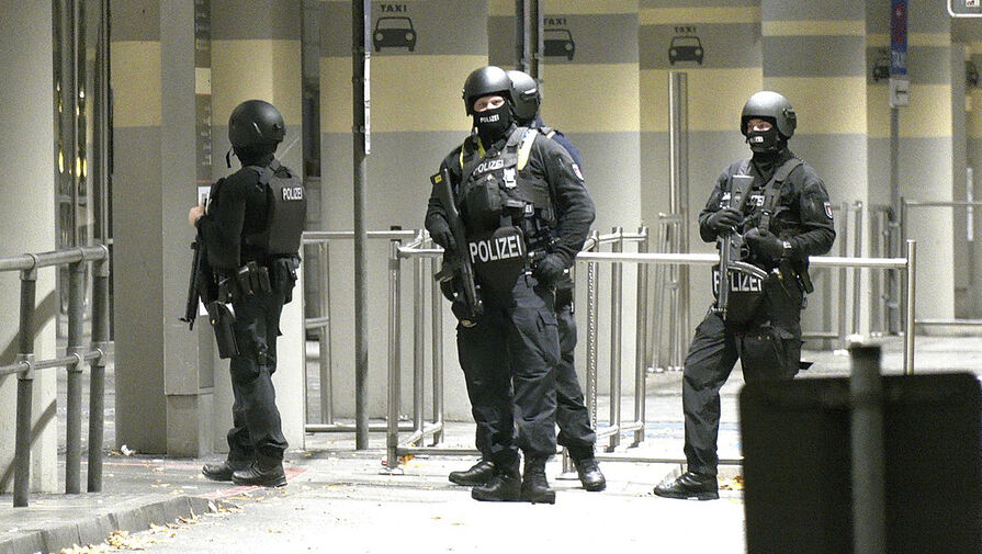 Мужчина 18 часов угрожал взорвать бомбу в аэропорту, удерживая в заложниках маленькую дочь