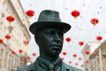 Памятник Сергею Прокофьеву в Камергерсокм переулке во время подготовки к празднованию Нового года по китайскому календарю.