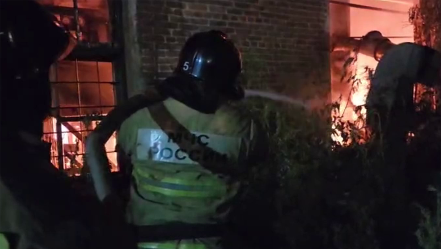 При тушении пожара в Москве пострадали двое сотрудников МЧС