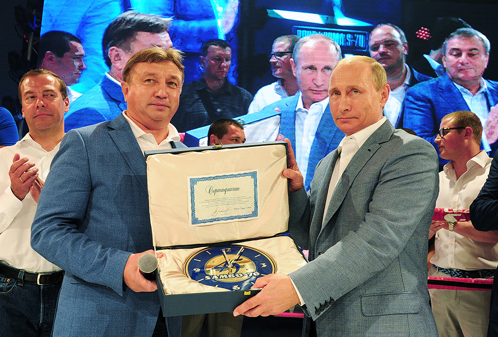 Президент России Владимир Путин и генеральный директор центра спорта и образования «Самбо-70» Москомспорта Ренат Лайшев на VI международном турнире по профессиональному боевому самбо «Плотформа S-70» в Сочи