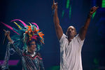 Уилл Смит вместе с группой Bomba Estereo выступает на церемонии Latin Grammy Awards