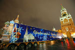 Фура с главной новогодней елкой страны въезжает в Спасские ворота Кремля