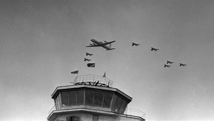 Самолет Ил-18 над аэропортом Внуково во время торжественной встречи первого космонавта Земли Юрия...