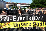 Протестующие с плакатом «G20 — ваш террор, наш город!» во время демонстрации накануне саммита G20 в Гамбурге, 6 июля 2017 года