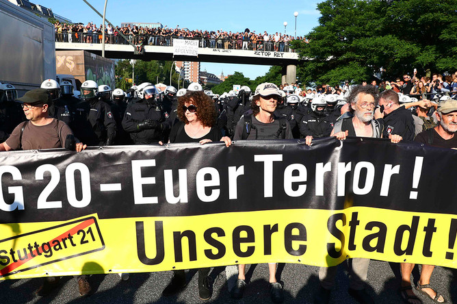 Протестующие с плакатом «G20 — ваш террор, наш город!» во время демонстрации накануне саммита G20 в Гамбурге, 6 июля 2017 года