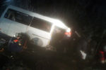 Спасатели на месте столкновения грузового автомобиля и пассажирского микроавтобуса в Килемарском районе республики Марий Эл, 16 ноября 2017 года