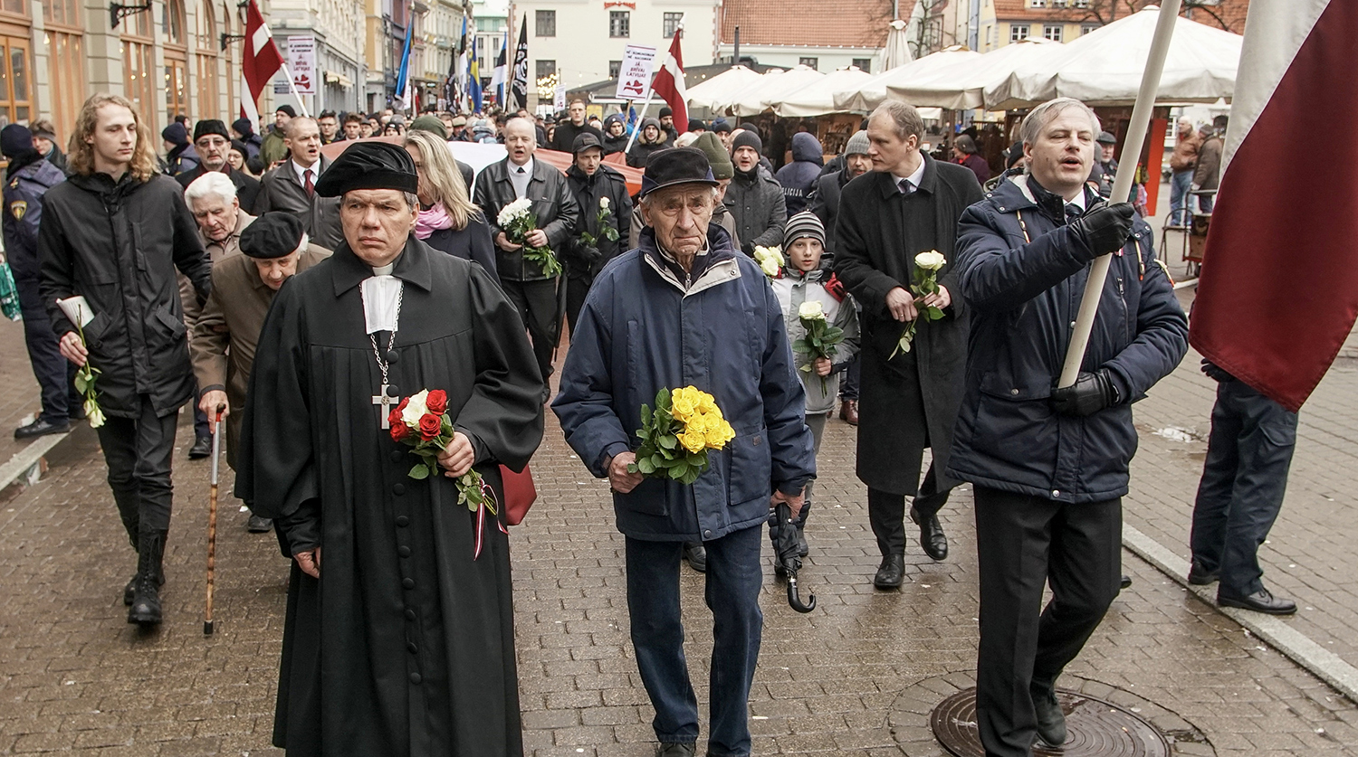 Жители на акции протеста во время марша легионеров Waffen SS в Риге, 16 марта 2019 года