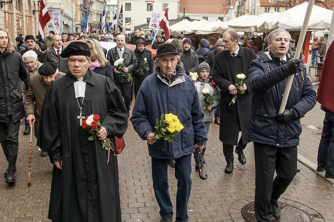 Жители на акции протеста во время марша легионеров Waffen SS в Риге, 16 марта 2019 года
