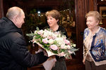 Президент РФ Владимир Путин поздравляет с днем рождения Татьяну Юмашеву в ее доме. Справа - вдова первого президента РФ Наина Ельцина. 17 января 2020 года