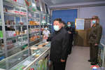 Ким Чен Ын во время визита в одну из аптек Пхеньяна, 17 мая 2022 года