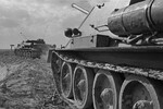 <b>СУ-100 </b>
<br><br>
Самоходная артиллерийская установка на базе Т-34-85, предназначенная для борьбы с танками. Первой самоходкой такого класса была СУ-85, но она была неэффективна для борьбы с «Тиграми» и «Пантерами» — немецкие пушки были более дальнобойны. Броня СУ-100 в лобовой части была толщиной около 75 мм, возле пушки — до 100 мм. Преимущество этой САУ — маневренность и дальнобойность, а не ближний бой.