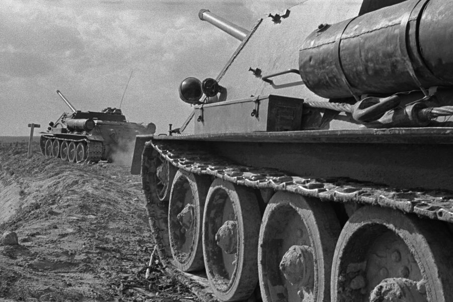 <b>СУ-100 </b>
<br><br>
Самоходная артиллерийская установка на&nbsp;базе Т-34-85, предназначенная для&nbsp;борьбы с&nbsp;танками. Первой самоходкой такого класса была СУ-85, но она была неэффективна для&nbsp;борьбы с&nbsp;«Тиграми» и «Пантерами» &mdash; немецкие пушки были более дальнобойны. Броня СУ-100 в&nbsp;лобовой части была толщиной около&nbsp;75 мм, возле пушки &mdash; до&nbsp;100 мм. Преимущество этой САУ &mdash; маневренность и дальнобойность, а не ближний бой.
