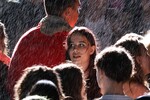 Выпускники во время ежегодного праздника «Алые паруса» в Санкт-Петербурге, 28 июня 2025 года