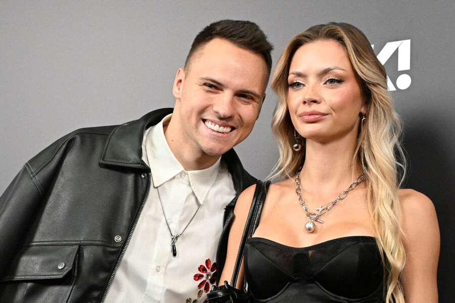 Блогеры, супруги Димас Блог и Аня Ищук на музыкальной премии «Жара Media Awards 2025» в концертном зале «Live Арена» в Московской области, 30 октября 2025 года