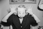 Девушка в маске свиньи на вечеринке в честь Хэллоуина, 1940 год