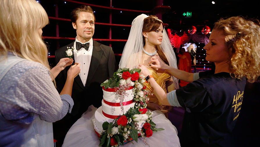 Фигуры Брэда Питта и Анджелины Джоли со свадебным тортом, 2014 год