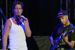 Участники Audioslave Крис Корнелл и Том Морелло во время участия в ток-шоу «Jimmy Kimmel Live» в Лос-Анджелесе, 2005 год