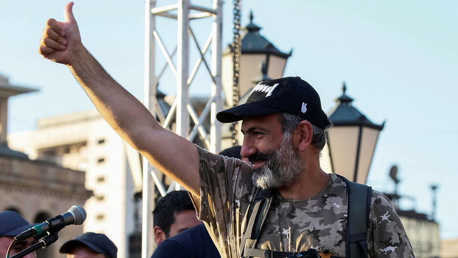 Лидер оппозиции в Армении Никола Пашиняна на одной из улиц Еревана, 2 мая 2018 года