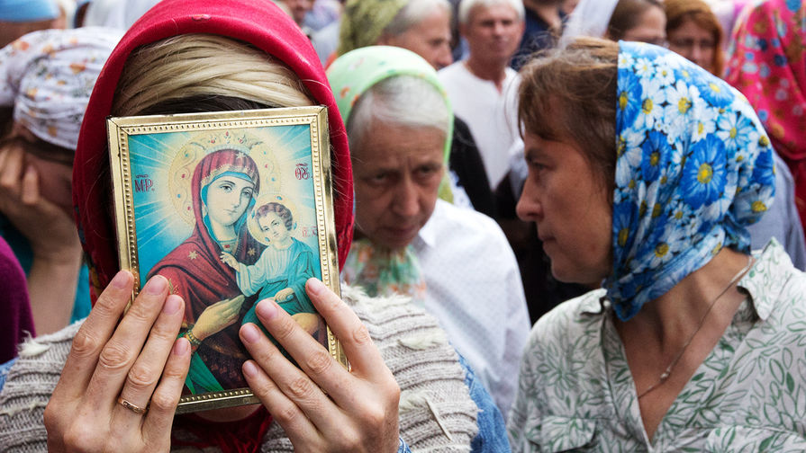 Участники Крестного хода, посвященного 1030-летию Крещения Руси, в Киево-Печерской лавре в Киеве, 27 июля 2018 года