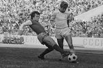 Александр Минаев и Леонид Буряк в борьбе за мяч, 1977 год