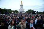 Люди собрались возле Букингемского дворца после сообщения о смерти Елизаветы II, 8 сентября 2022 года