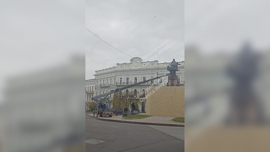 В Одессе памятник российской императрице Екатерине II замотали пленкой