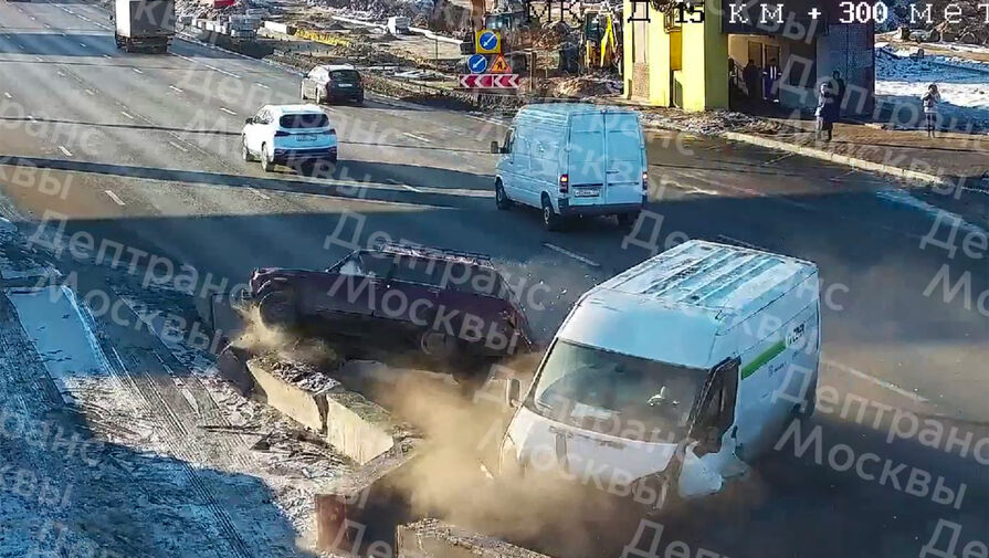Авария с перевернувшейся легковушкой на МКАД попала на видео