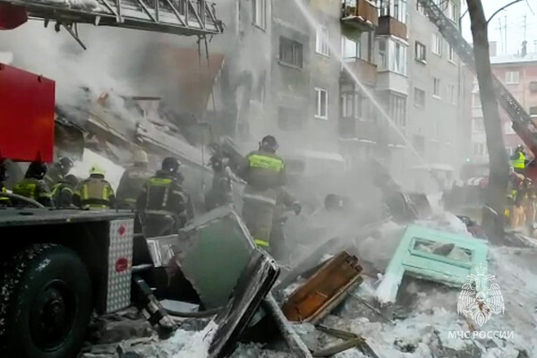 Спасатели на&nbsp;месте взрыва газа в&nbsp;пятиэтажном жилом доме на&nbsp;улице Линейная в&nbsp;Новосибирске, 9&nbsp;февраля 2023&nbsp;год