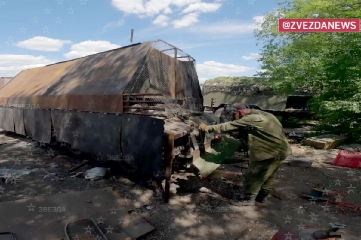 Российские военные превратили поврежденный танк в БТР с «царь-мангалом» -  Газета.Ru | Новости