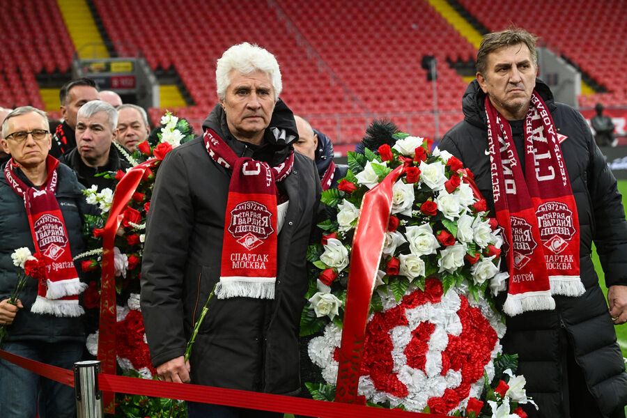 Поклонники и болельщики &laquo;Спартака&raquo; на&nbsp;церемонии прощания с&nbsp;футболистом Никитой Симоняном на&nbsp;стадионе &laquo;Лукойл Арена&raquo; в&nbsp;Москве, 27&nbsp;ноября 2025&nbsp;года