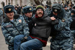 Сотрудники полиции задерживают сторонника оппозиции у здания Замоскворецкого суда Москвы